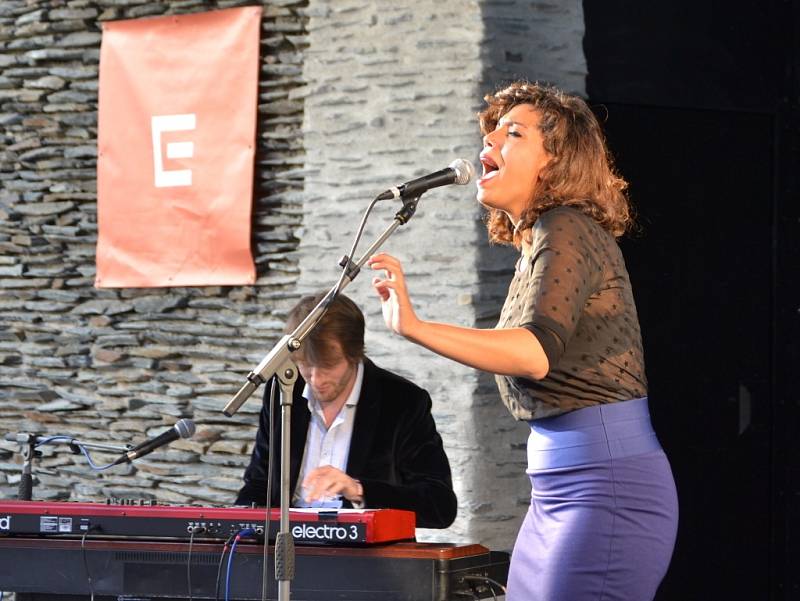 CHLOE CHARLES TRIO vystupovalo ve čtvrtek na Letní scéně v rámci prázdninových čtvrtečních koncertů. 