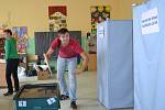 10. října ve 14 hodin začaly volby do zastupitelstev měst a obcí. Ve volebních místnostech v ZŠ Sokolí v Jablonci, okrsek č. 5, 6, 7 volí první voliči pár minut po začátku.