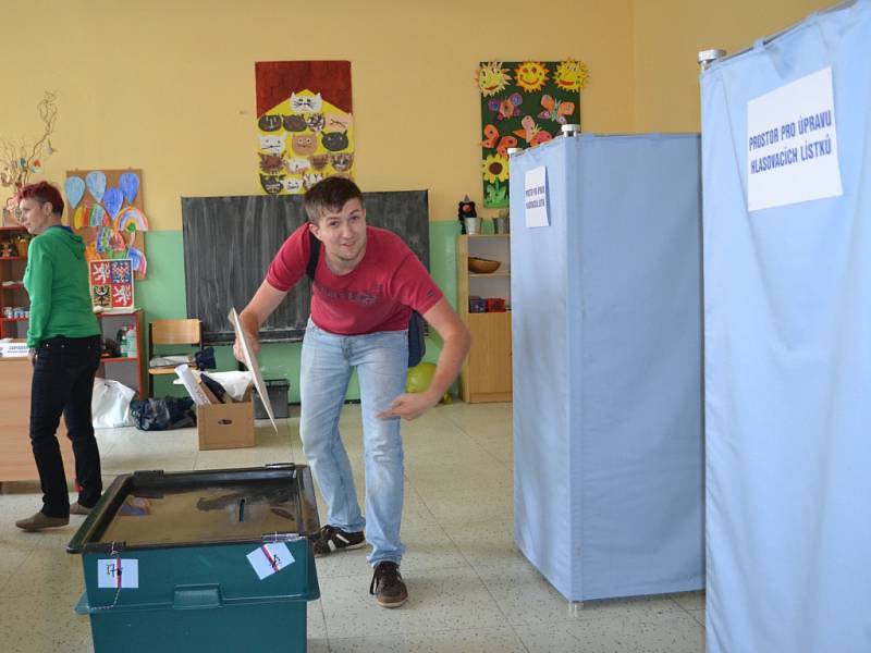 10. října ve 14 hodin začaly volby do zastupitelstev měst a obcí. Ve volebních místnostech v ZŠ Sokolí v Jablonci, okrsek č. 5, 6, 7 volí první voliči pár minut po začátku.