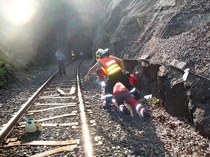  U železniční trati mezi Tanvaldem a Smržovkou na Jablonecku lidé našli v sobotu odpoledne těžce zraněnou ženu. Přiletěl pro ní vrtulník.