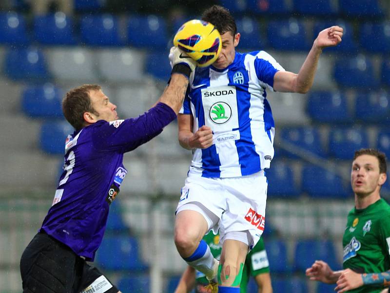 Fotbalisté Jablonce remizovali v Mladé Boleslavi 1:1. Na snímku brankář Roman Valeš a Ondřej Zahustel z Mladé Boleslavi.