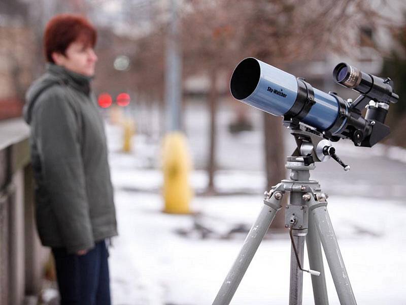 Na Horním náměstí v Jablonci připravili členové Klubu astronomů Liberecka v sobotu přenosné dalekohledy ke sledování měsíčního zatmění, které bylo viditelné v závěrečné fázi průběhu.