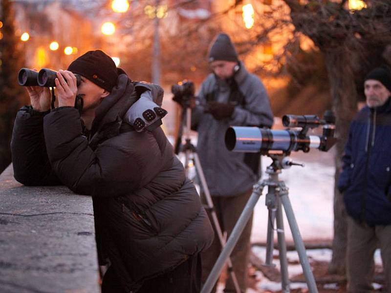 Na Horním náměstí v Jablonci připravili členové Klubu astronomů Liberecka v sobotu přenosné dalekohledy ke sledování měsíčního zatmění, které bylo viditelné v závěrečné fázi průběhu.