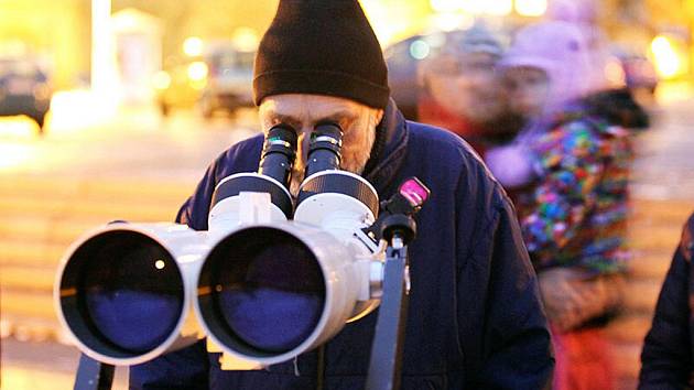 Na Horním náměstí v Jablonci připravili členové Klubu astronomů Liberecka v sobotu přenosné dalekohledy ke sledování měsíčního zatmění, které bylo viditelné v závěrečné fázi průběhu.