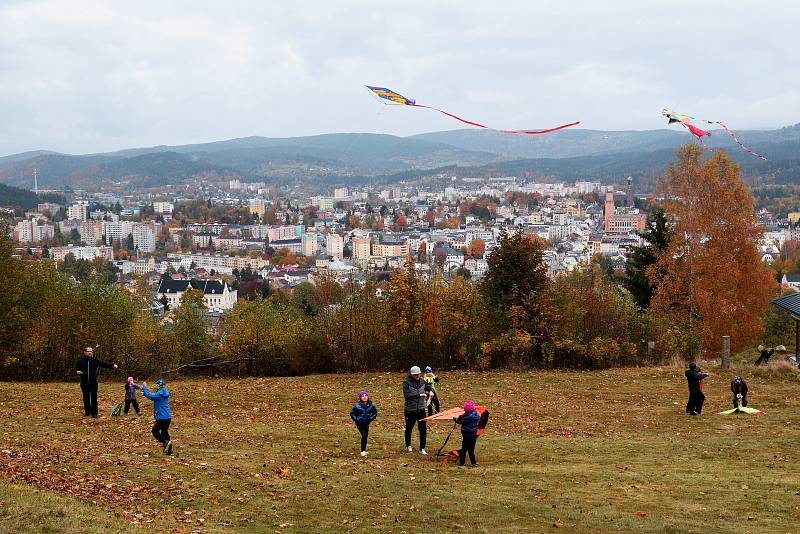 Nad jabloneckým Petřínem se vznášely draci i navzdory počasí.