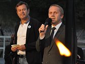 Náměstek primátora Pavel Svoboda (vpravo) a ředitel jabloneckého divadla Pavel Žur při zahájení koncertu na přehradním molu. 