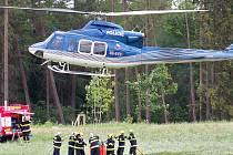 Zásah vrtulníku při požáru v lese na Maloskalsku.