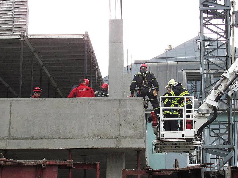 K pracovnímu úrazu došlo na stavbě jablonecké firmy Malina Safety kolem třetí hodiny odpoledne. Čtyřiapadesátiletý Polák propadl lešením o jedno patro.