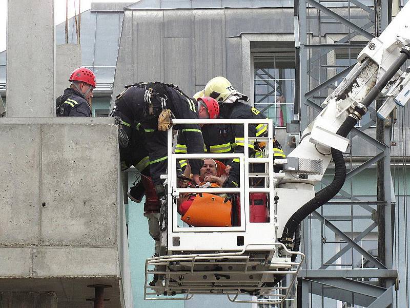 K pracovnímu úrazu došlo na stavbě jablonecké firmy Malina Safety kolem třetí hodiny odpoledne. Čtyřiapadesátiletý Polák propadl lešením o jedno patro.