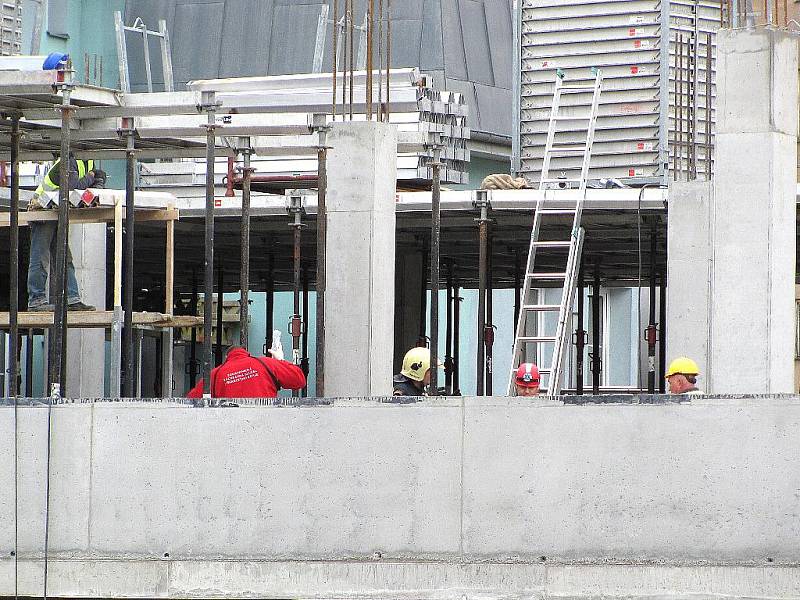 K pracovnímu úrazu došlo na stavbě jablonecké firmy Malina Safety kolem třetí hodiny odpoledne. Čtyřiapadesátiletý Polák propadl lešením o jedno patro.