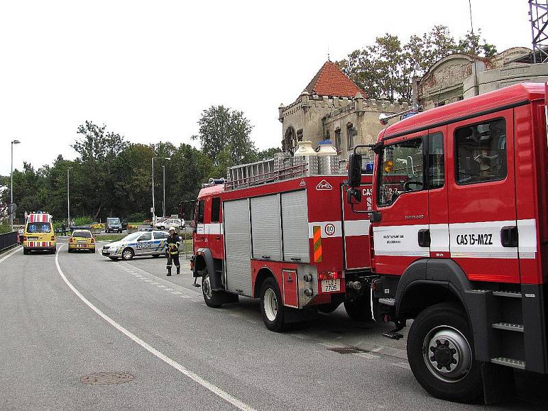 K pracovnímu úrazu došlo na stavbě jablonecké firmy Malina Safety kolem třetí hodiny odpoledne. Čtyřiapadesátiletý Polák propadl lešením o jedno patro.