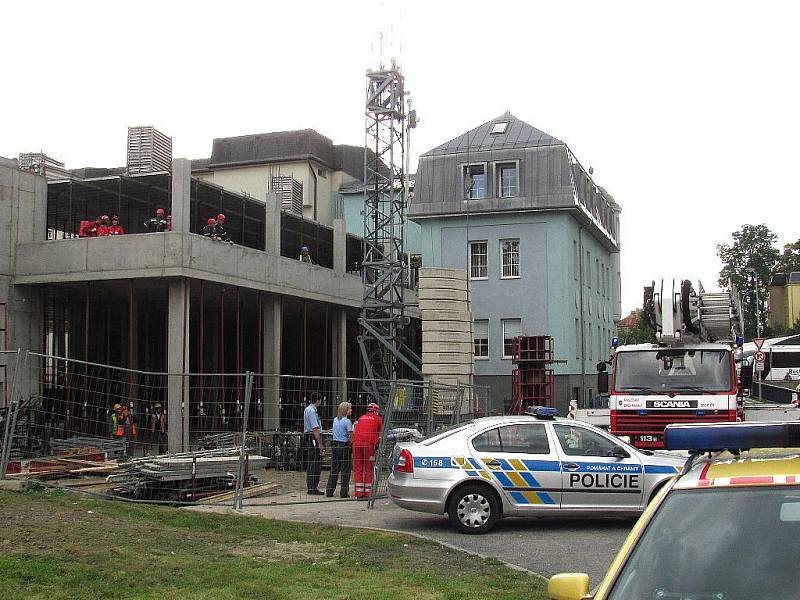 K pracovnímu úrazu došlo na stavbě jablonecké firmy Malina Safety kolem třetí hodiny odpoledne. Čtyřiapadesátiletý Polák propadl lešením o jedno patro.