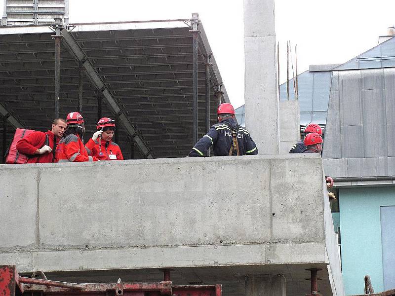 K pracovnímu úrazu došlo na stavbě jablonecké firmy Malina Safety kolem třetí hodiny odpoledne. Čtyřiapadesátiletý Polák propadl lešením o jedno patro.