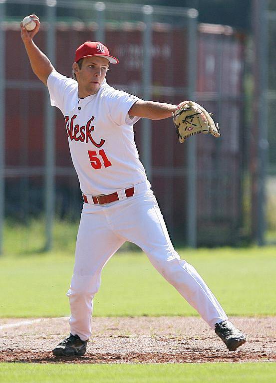 Baseballisté Blesku Jablonec (v bílém) s Chocní jednou vyhráli a jednou prohráli.