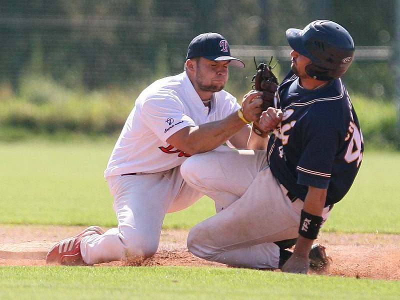 Baseballisté Blesku Jablonec (v bílém) s Chocní jednou vyhráli a jednou prohráli.