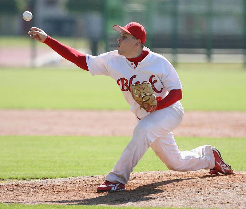 Baseballisté Blesku Jablonec (v bílém) s Chocní jednou vyhráli a jednou prohráli.