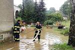 Následky přívaolového deště, který se přehnal ve středu odpoledne nad Jabloneckem, likvidovali i dobrovolní hasiči v Rychnově u Jablonce. Odčerpávali vodu ze zatopeného sklepa jednoho ze zdejších domů.