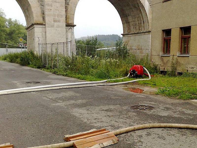 Následky přívaolového deště, který se přehnal ve středu odpoledne nad Jabloneckem, likvidovali i dobrovolní hasiči v Rychnově u Jablonce. Odčerpávali vodu ze zatopeného sklepa jednoho ze zdejších domů.