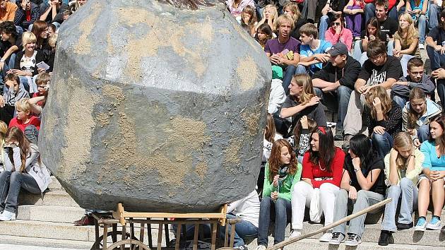 Gymnázium patří k prestižním. K tradicím například patří zářijové vítání nových studentů do gymnázia U Balvanu drobnými dárečky a válením balvanu na náměstí před radnicí v Jablonci nad Nisou.