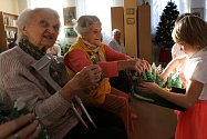 Seniorům bydlícím v Domě s pečovatelskou službou v Železném Brodě přišli představit svůj vánoční program předškoláci z Mateřské školy Stavbařů.