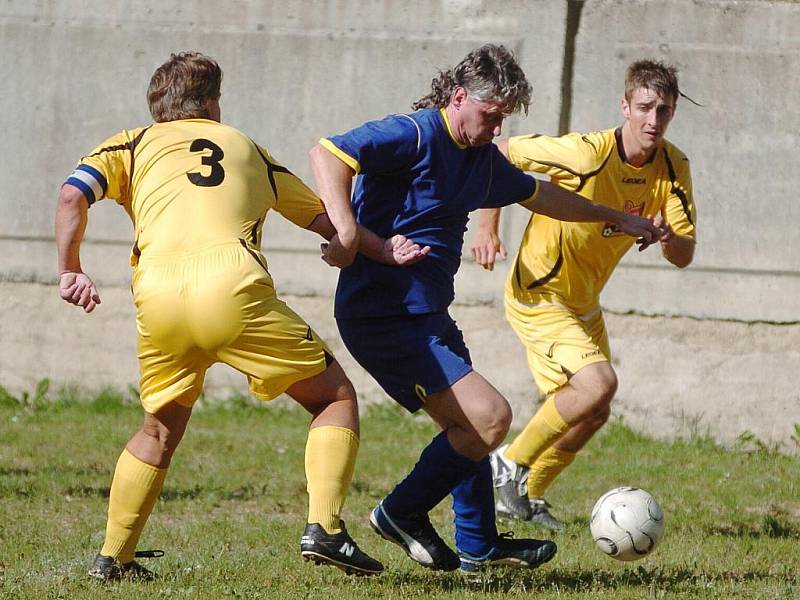 Albrechtice (v modrém) vstoupily do sezony vítězstvím 3:1 nad Jistebskem.