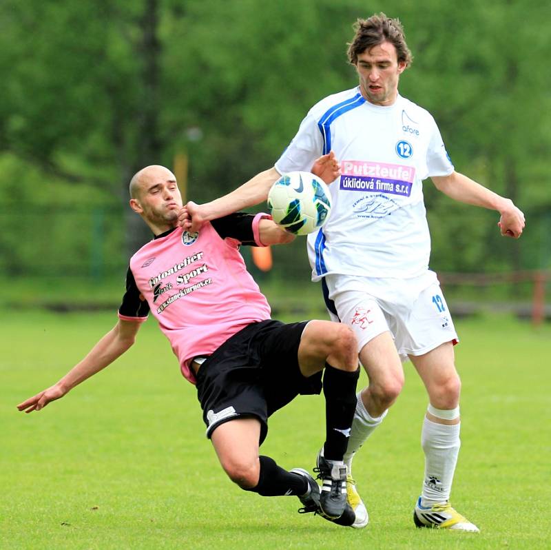 Fotbalisté Velkých Hamrů prohráli se Sedmihorkami (v růžovém) těsně 0:1. O výsledku rozhodla přísná penalta.