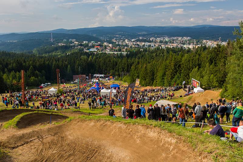 Finále závodu světové série horských kol ve fourcrossu, JBC 4X Revelations, proběhlo 15. července v bikeparku v Jablonci nad Nisou.