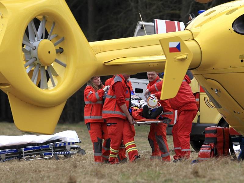 V sobotu 20. dubna se na raftu převrátil muž okolo šedesáti let a spadl do řeky Kamenice poblíž obce Návarov na Jablonecku a byl zhruba tři minuty pod vodou. Záchranáři na vytažení tonoucího nemohli použít podvěs, protože bylo místo špatně přístupné.