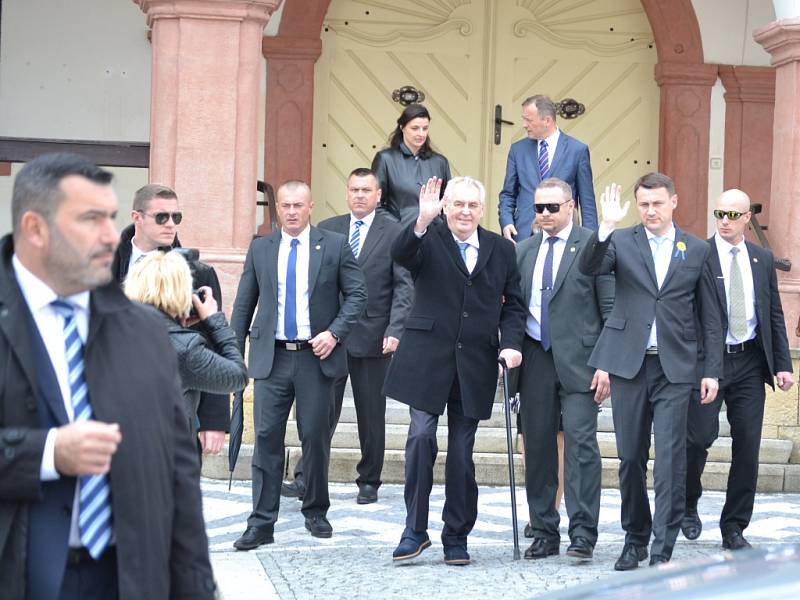 Prezident Miloš Zeman přijel do Jilemnice v doprovodu hejtmana Libereckého kraje Martina Půty. Očekávala je starostka Jana Čechová. 
