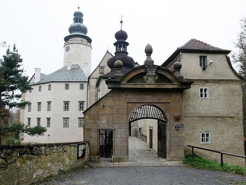 Lemberk. Z původně gotického hradu zbylo málo. Dnes tu naleznete renesanční, barokní i klasicistní prvky. Návštěvu zámku spojte s cestou do Jablonného v Podještědí a do tamní baziliky.