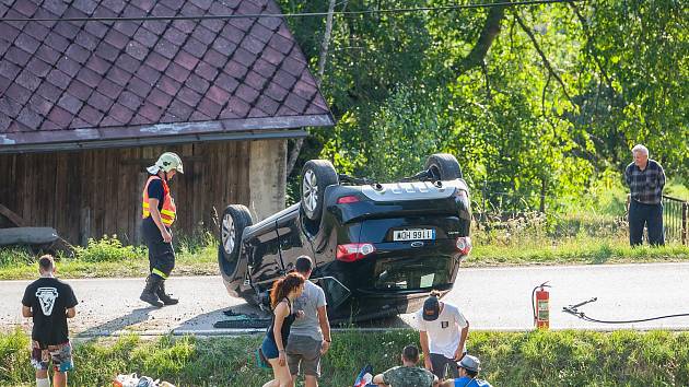 Havárie osobního automobilu se stala 20. července před šestou hodinou odpoledne v obci Leskov na Semilsku.