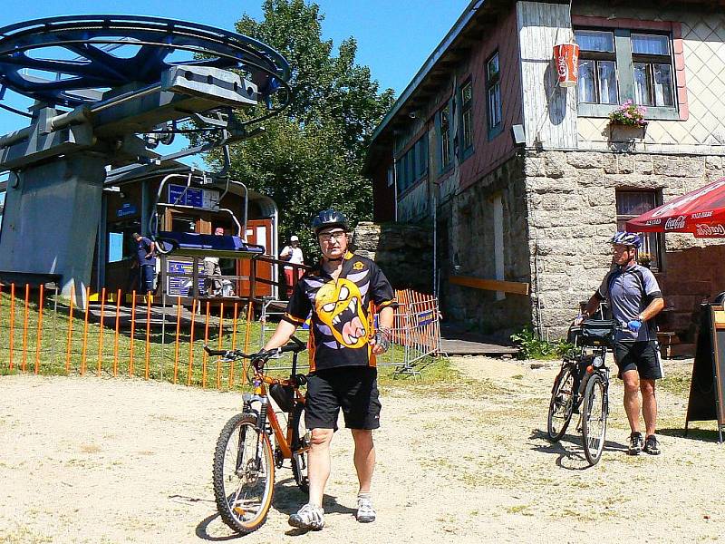 Čtyřsedačkovou lanovku na Špičák spouští provozovatel TJ Bižu Jablonec v létě vždy od pátku do neděle, přestože její provoz není ekonomický. Jde o servis pro turisty. Nahoru se dostanou rodiče s malými dětmi, méně pohybliví lidé i cyklisté s koly.