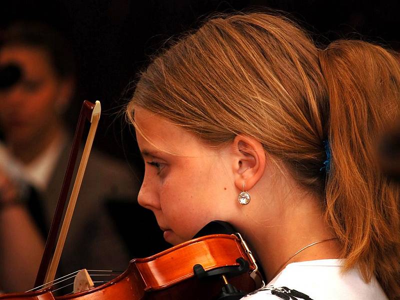 Jablonecký komorní orchestr ZUŠ pod taktovkou Luboše Lachmana koncertoval v úterý 22. června v kostele Dr. Farského s programem Hudba versus design - Rozloučení s koncertní sezónou 2009/10. 