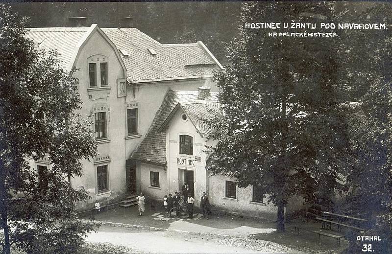 Na Obecním úřadě v Držkově připravili výstavu obrazů Aloise Otahala. K vidění jsou i historické fotografie.