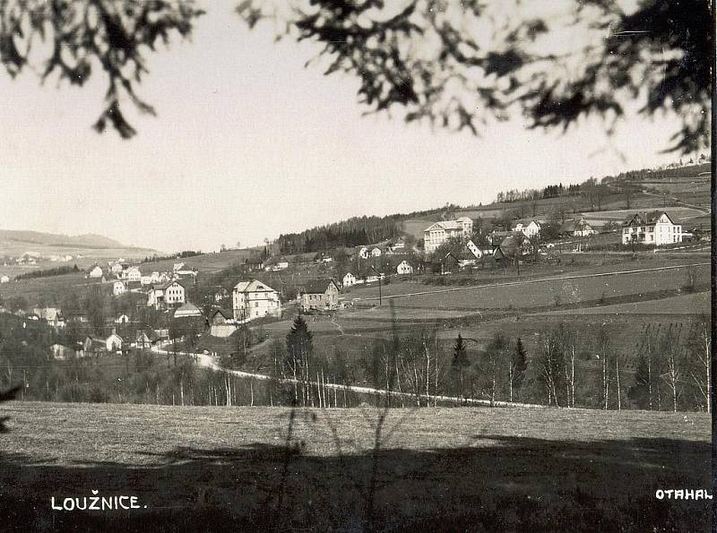 Na Obecním úřadě v Držkově připravili výstavu obrazů Aloise Otahala. K vidění jsou i historické fotografie.