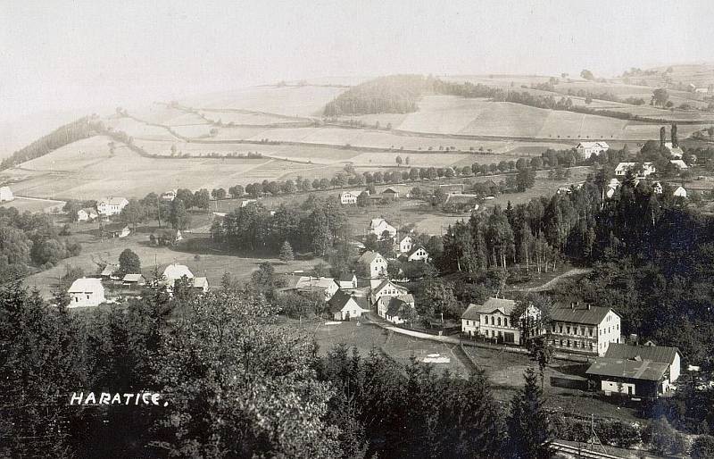 Na Obecním úřadě v Držkově připravili výstavu obrazů Aloise Otahala. K vidění jsou i historické fotografie.