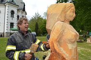 Řezbář finišující dřevěnou sochu do aukce Pod názvem Sympozium Desná 2019