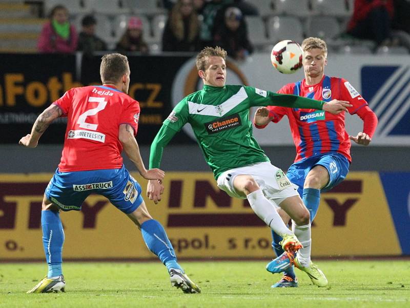 Jablonec doma remizoval s Plzní 2:2. Tím Sparta získala definitivně mistrovský titul. Na snímku se probíjí defenzivou Plzně Jan Kopic.