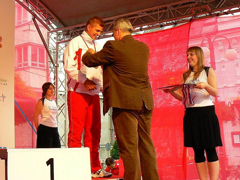 Vítězové deseti finálových atletických disciplín ze čtvrtka 9. července. Medaile před jabloneckou radnicí  předávala prezidentka Global Games 2009 Alena Erlebachová a starosta Jablonce Petr Tulpa.