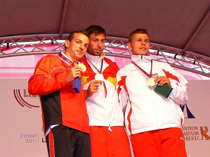 Vítězové deseti finálových atletických disciplín ze čtvrtka 9. července. Medaile před jabloneckou radnicí  předávala prezidentka Global Games 2009 Alena Erlebachová a starosta Jablonce Petr Tulpa.