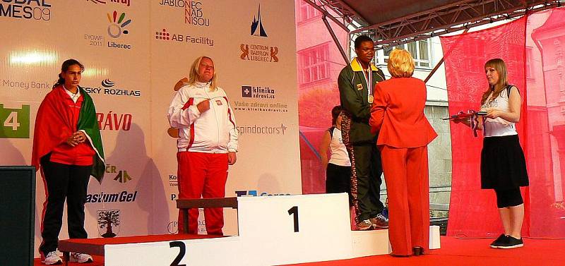 Vítězové deseti finálových atletických disciplín ze čtvrtka 9. července. Medaile před jabloneckou radnicí  předávala prezidentka Global Games 2009 Alena Erlebachová a starosta Jablonce Petr Tulpa.