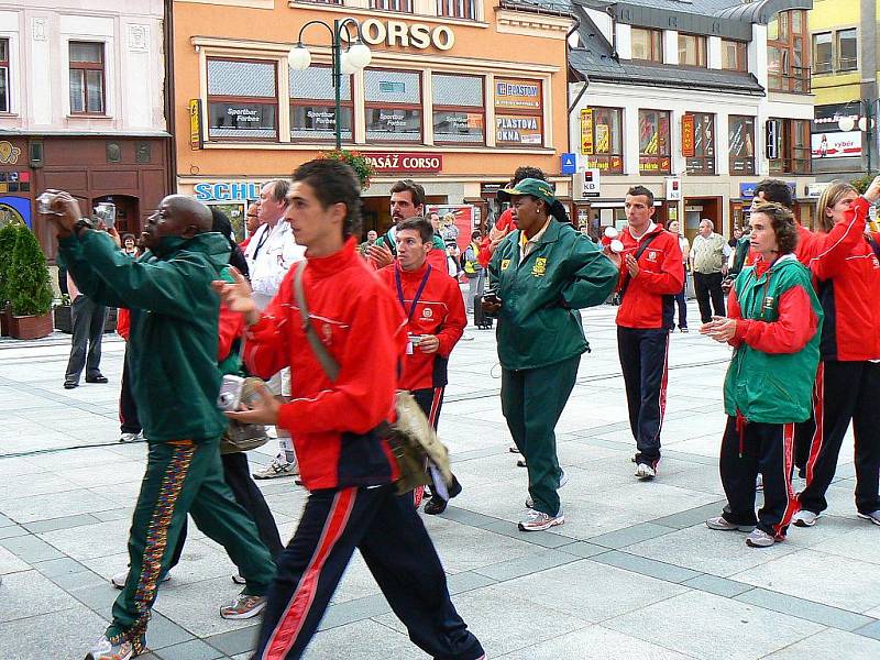 Vítězové deseti finálových atletických disciplín ze čtvrtka 9. července. Medaile před jabloneckou radnicí  předávala prezidentka Global Games 2009 Alena Erlebachová a starosta Jablonce Petr Tulpa.