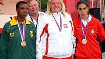Vítězové deseti finálových atletických disciplín ze čtvrtka 9. července. Medaile před jabloneckou radnicí  předávala prezidentka Global Games 2009 Alena Erlebachová a starosta Jablonce Petr Tulpa.