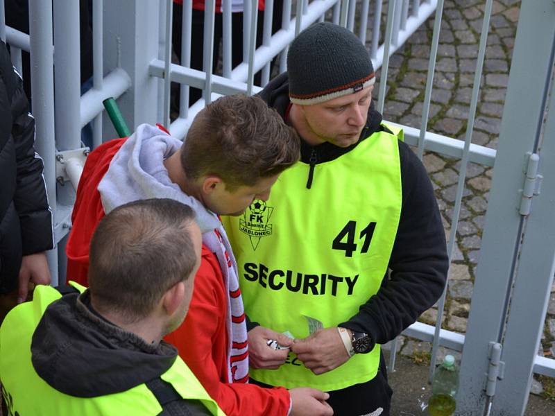 Do Jablonce přijelo fandit zhruba 650 příznivců Slávie. Na stadion Střelnice je doprovodili policisté.