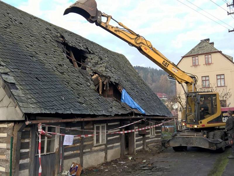 Památkově chráněná roubenka v památkové rezervaci Trávníky již zmizela. Byl v totálně havarijním stavu, hrozilo, že spadne.