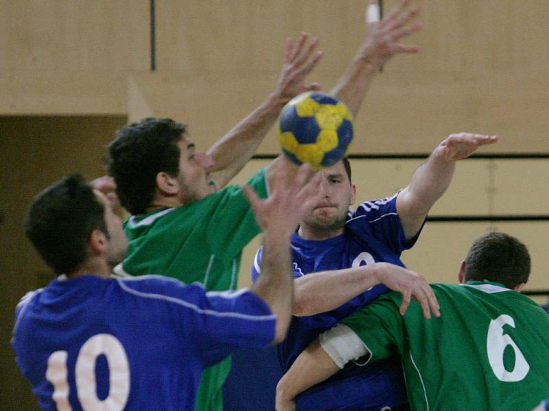 Házenkáři ELP Jablonec (v modrém) vstoupili do druhé poloviny soutěže vítězstvím 29:17 nad Mostem.