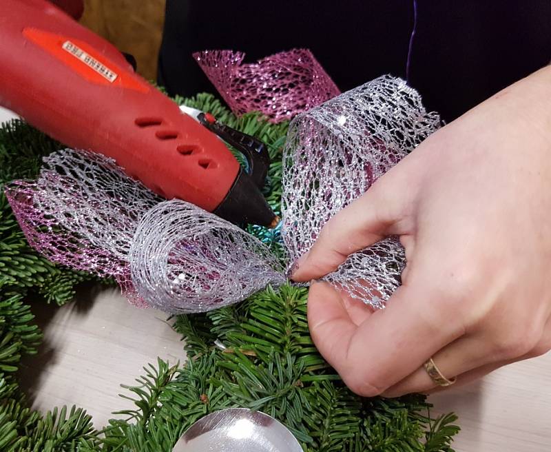 REDAKČNÍ ADVENTNÍ VĚNEC ladila Lenka Klimentová do odstínů růžové v kombinaci se stříbrnou a malým punktem béžové a měděné. Hotovo i s výběrem pod dohledem floristky Jany Harasimovičové bylo za necelou hodinku.  