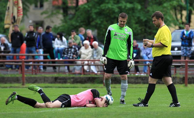 Fotbalisté Velkých Hamrů prohráli se Sedmihorkami (v růžovém) těsně 0:1. O výsledku rozhodla přísná penalta.