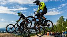 Finále závodu světové série horských kol ve fourcrossu, JBC 4X Revelations, proběhlo 15. července v bikeparku v Jablonci nad Nisou. Na snímku vepředu je Charles Currie.