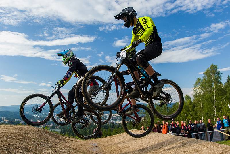 Finále závodu světové série horských kol ve fourcrossu, JBC 4X Revelations, proběhlo 15. července v bikeparku v Jablonci nad Nisou. Na snímku vepředu je Charles Currie.